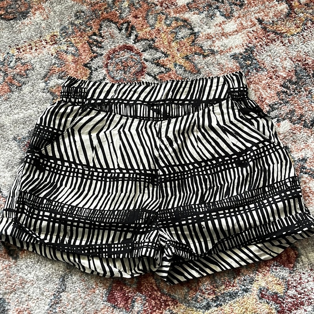 H&M pull on printed shorts.